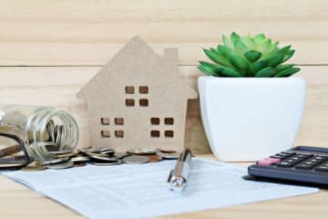 住宅ローン残り20年……夫が「50代で退職したい」と言い出しましたが、“老後破綻”が怖いです。心配しすぎですか？