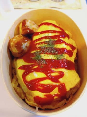 山田花子、オムライス＆たこ焼きがコラボした“リクエスト弁当”を披露