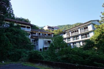 三重の心霊スポット“杉屋旅館”を巡る「最恐心霊ツアー」ガイド案内のもと廃墟で味わう“本物の恐怖”