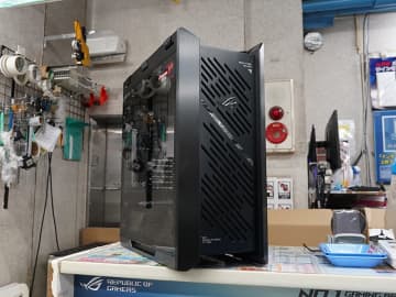 ASUSのゲーミングPCケース「ROG Strix Helios II」がTSUKUMOで展示スタート