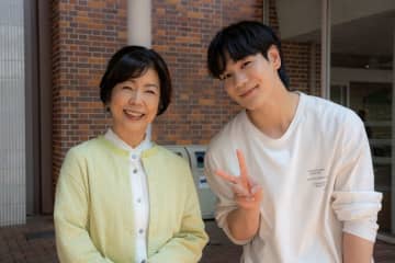 豆原一成がピースサイン　笑顔の市毛良枝　「富士山と、コーヒーと、しあわせの数式」メイキング