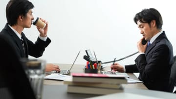 指摘できるわけがない…20代サラリーマン、正面に座る「スメハラ上司」との「2人きりの執務」がツラすぎる問題【社労士の助言は？】