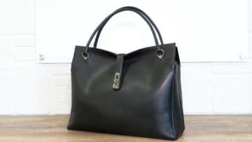 「職人技に注目」首相愛用の“早苗バッグ”が話題沸騰…長野県の老舗メーカーに予約殺到で来年3月発送分まで完売