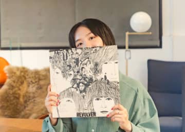 『はじめてのアナログプレーヤー vol.02』、巻頭にはシンガーソングライター・水咲加奈さんが登場