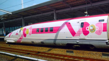 「ハローキティ新幹線」が2026年春で引退！8年間の歴史に幕、運行終了記念キャンペーンと限定グッズ情報（JR西日本）