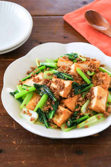 ご飯に合う！「小松菜と厚揚げのみそそぼろ炒め」の作り方