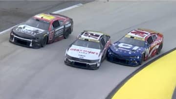 衝撃！優勝争いで「弾き飛ばした」 一瞬の隙を突く強引すぎる“首位強奪”に「こじ開けた」「やり返せ！」ファン大熱狂