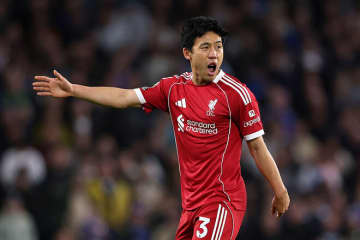 「激しいタックルで流れを作った」惨敗のリバプール、まさかの3バック右で先発した遠藤航の評価は? 現地メディアは賛否両論「失点シーンで見失った」「調子が悪そう」