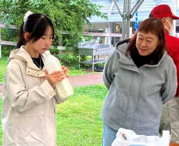 雪印メグミルク 笑顔広がる“学びの場” 「牧場まつり」で酪農体験