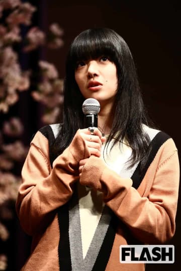 あいみょん、“ぱっつんヘアー” で際立つ眉の激変に「脱色した？」の声…“がっつりタトゥー” で注視される「6年連続」紅白の行方