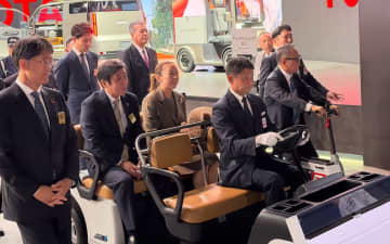 豊田章男会長らトヨタ首脳陣、瑶子女王殿下と片山正則自工会会長をエスコート