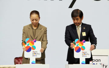 「ジャパンモビリティショー2025」、自工会 片山正則会長と瑶子女王殿下のスイッチオンで正式スタート