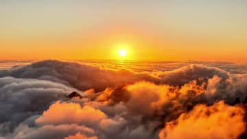 雲海湧き立つ朝の黄山　中国安徽省