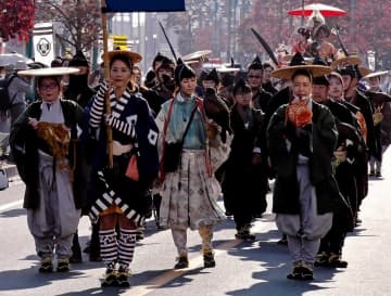 【岩槻】「城下町岩槻鷹狩り行列」、人形供養祭やマルシェも開催：11/3(月･祝)