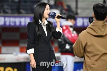 【PHOTO】MAMAMOO ソラ、国歌斉唱のため野球場に登場