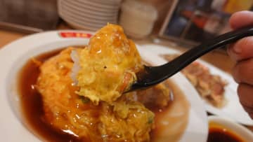 赤い看板、黒い天津飯……違う“王将”だけど縁あり？　「鹿児島王将」を食べ歩く