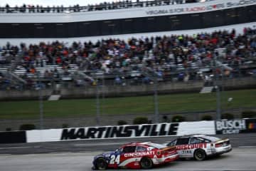 勝利必達のバイロンがペンスキーを撃破。僚友ラーソンも最後のひと枠に滑り込み／NASCAR第35戦