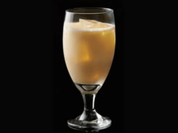 甘く癒やすミルクセーキと爽やかなホーセズネックで贅沢なひととき【THE カクテルバイブル500】