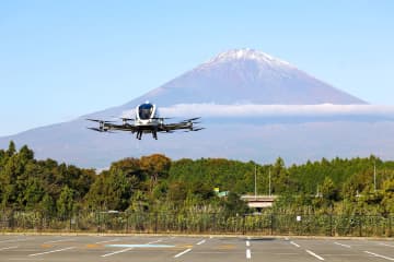 御殿場アウトレットで空飛ぶクルマがデモ飛行 商業施設で初