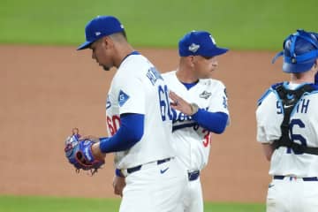 ドジャース打線改造も不発…ロバーツ監督に辛らつ報道「腐った牛乳」「笑わせるな」