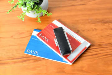 「繰越済みの通帳」は“最低7年間”は保管しておくべき？ 「相続」や「贈与」の際に必要になるって本当!?  「適切な処分方法」も解説