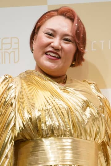 バービー、1歳娘の「最近のブーム」に耐える姿を公開→「うちも！！」「同じ状況」と共感集まる