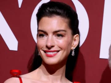 アン・ハサウェイ、ヴァレンティノの真っ赤なドレスでファッションのイベントに