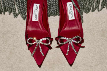 ジミー チュウ“まるで宝石”クリスタル付きサテンパンプス