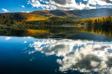 秋の高原のリフレクションにうっとり！ 「人工池だけど没入感が半端ない水辺の絶景紅葉」【八千穂レイク】