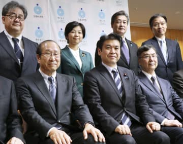 ノーベル賞2氏、若手支援を要請　文科相と面会、基礎研究必要性も