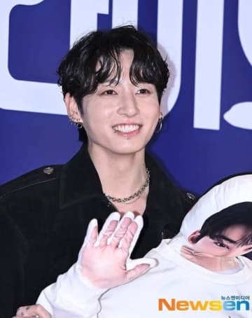 BTS ジョングク、ファンに神対応も！焼肉店で“ソロ飯”する姿が話題に