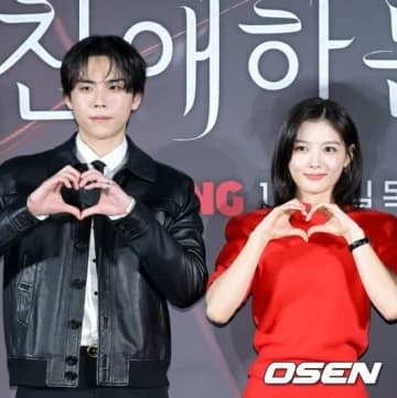 キム・ユジョン、キム・ドフンとの熱愛説に自ら言及「記事が出てすぐに電話…ずっと笑っていた」