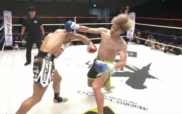 「ダウンだろ今の」四股を踏むようにダウンを回避 よもやの展開に「チャンスなのに」「行かないと」放送席も苦言