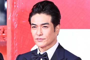 56歳・北村一輝、白シャツ＆サングラスで大人の色気…「胸板」「やばいチラみせ腹筋」「めっちゃかっこいい」