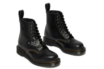 ドクターマーチンの東京限定「1460」ブーツ、“TOKYO”シルバー刺繍のレザータブ付き