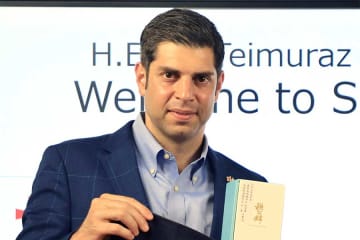 「トランプ大統領の車列が話題ですが…」　ジョージア大使の車に貼られた意外なステッカーに反響　「日本的なノリを理解しておられる」