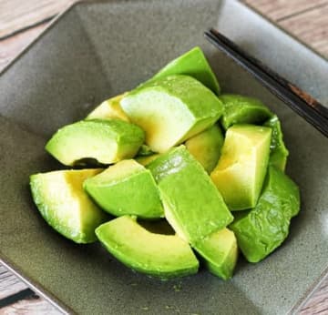 【ダマされたと思ってアボカドを漬けてみて】「これは反則だわ」「リピ確定」簡単なのに感動レベルの絶品漬物レシピ