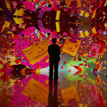 世界初のコラボレーション展「オスジェメオス＋バリー・マッギーOne More」が、2月8日まで外苑前『ワタリウム美術館』＋屋外で開催中