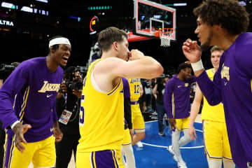 劇的勝利を収めたレイカーズの歓喜の輪で１人苦悶の表情…原因は八村だった!?＜DUNKSHOOT＞