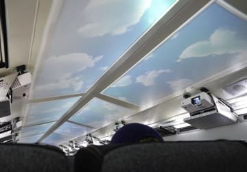 リニア新型試験車両の内部初公開　落ち着いた茶色座席、JR東海