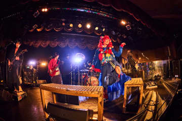 【ライブレポート】BugLug、年に一度の特別な遊び場＜秘密ごっこ＞