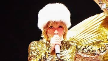 「女王感つよつよ♡」浜崎あゆみ 全身ゴールドの豪華衣装で圧倒的オーラ放ったステージショットに称賛 ピンクの“姫仕様”なラブブとの空港ショットも