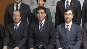 ノーベル生理学・医学賞の坂口志文氏と化学賞の北川進氏が松本文科相を表敬訪問「大いなる希望を与えてくれる受賞」