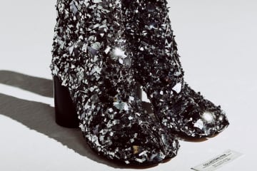 メゾン マルジェラ“立体メタリック”刺繍の「タビ」シューズ、8,000以上のビーズやスパンコールで