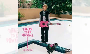 mgk、全米1位作『Tickets To My Downfall』の5周年盤をサプライズ配信。未発表曲5曲のMVも公開