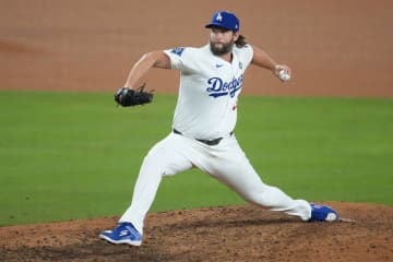 ドジャース・カーショーのＬＡ最終戦は散々も…妊娠中の妻らと万感ハグ　ジーター氏「素晴らしい」