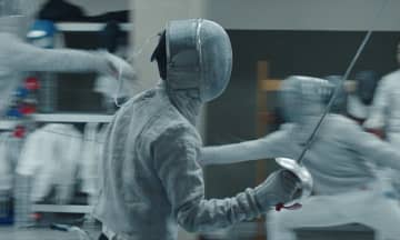 「剣のように鋭いサスペンス」「衝撃の展開に息をのむ」フェンシングを題材にした破滅的心理スリラー『ピアス 刺心』予告編