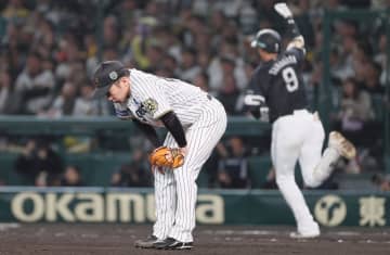 阪神・石井大智が悔し涙　畠世周やデュプランティエらチームメートが気遣い　今季53試合でわずか1失点