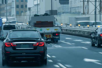 車線変更のタイミングが偶然重なり後続車が激怒 猛スピードで割り込み急ブレーキや蛇行運転を繰り返し逃走 ネットでコメント殺到「なんかさぁ…小っちゃい事ですぐ腹立てるよね　輩は」「トラックがもし追突したら乗用車なんてひとたまりもないこと知ってるのか…？」