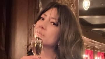 4児の母・hitomi 16歳娘とディズニーキャラの仮装姿でパークを満喫！役になりきり楽しげな様子に「めちゃいい」「色気すごい」